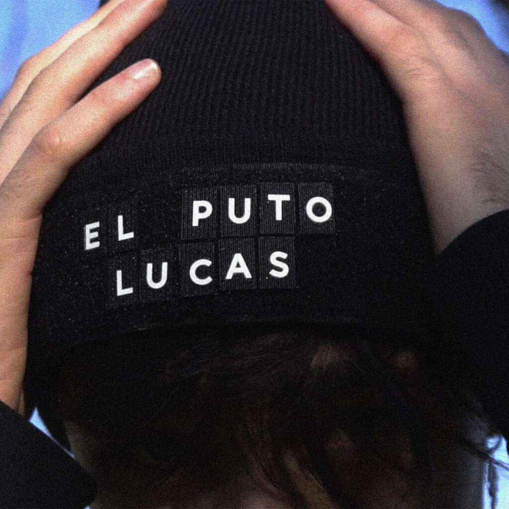 Plano detalle de Lucasss poniéndose un gorro